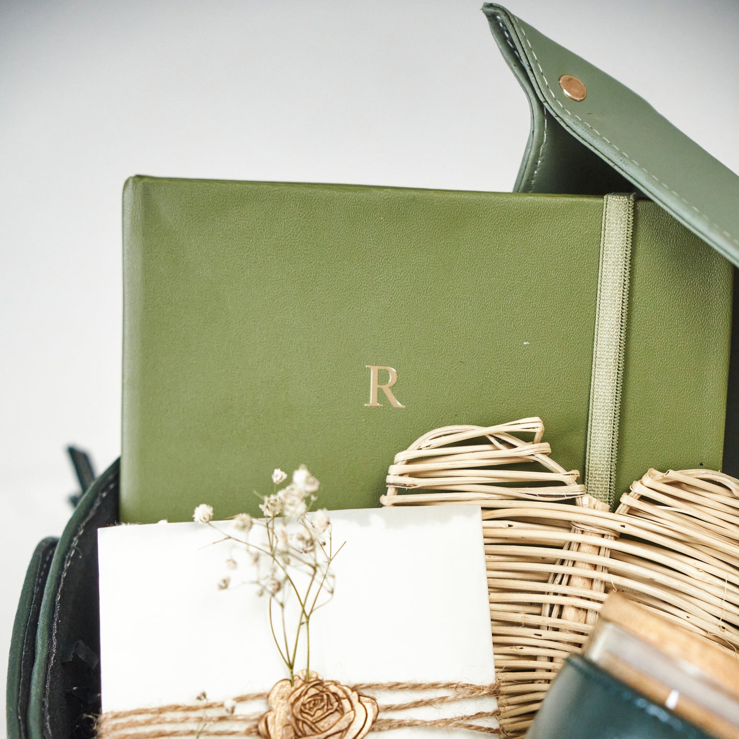 THE EVERGREEN ELEGANCE BASKET